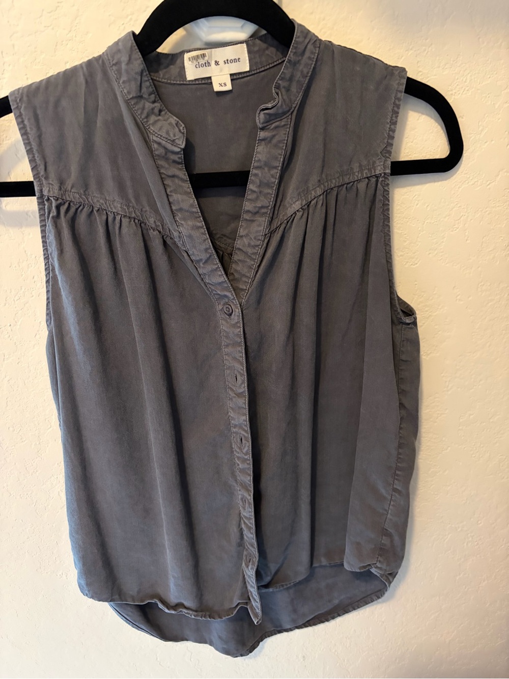 cloth & stone Slate Gray Sleeveless Button-Front Top